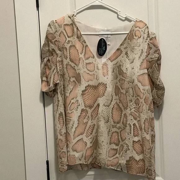 🐧3/$15 or 5/$20 - Adrienne V Neck Blouse Ivory Pink Snake Skin Print - Picture 2 of 6